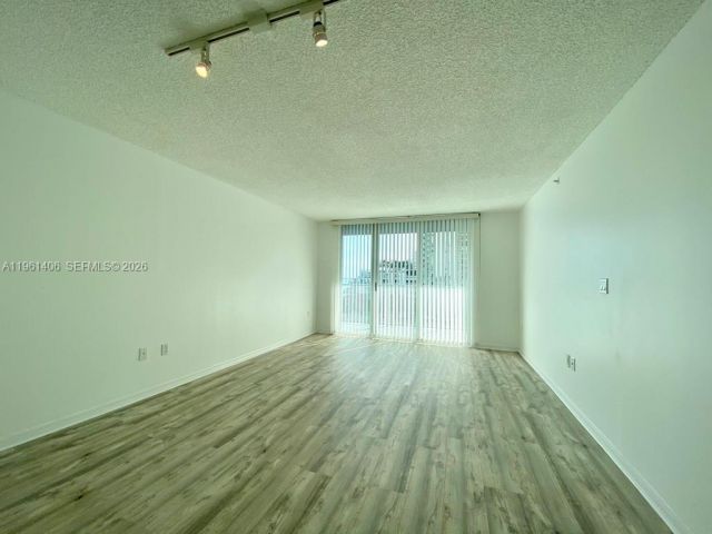 1-bedroom condo for rent in Miami - 1155 Brickell Bay Dr 607 - MondialRealty
