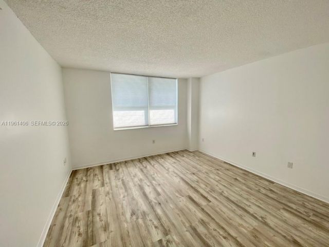 1-bedroom condo for rent in Miami - 1155 Brickell Bay Dr 607 - MondialRealty