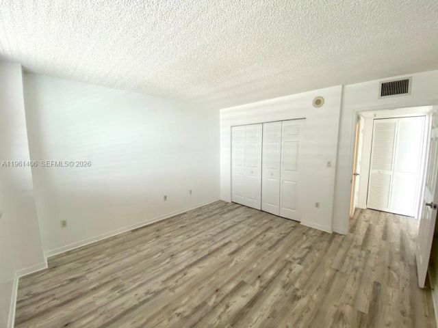 1-bedroom condo for rent in Miami - 1155 Brickell Bay Dr 607 - MondialRealty