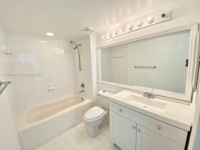 1-bedroom condo for rent in Miami - 1155 Brickell Bay Dr 607 - MondialRealty