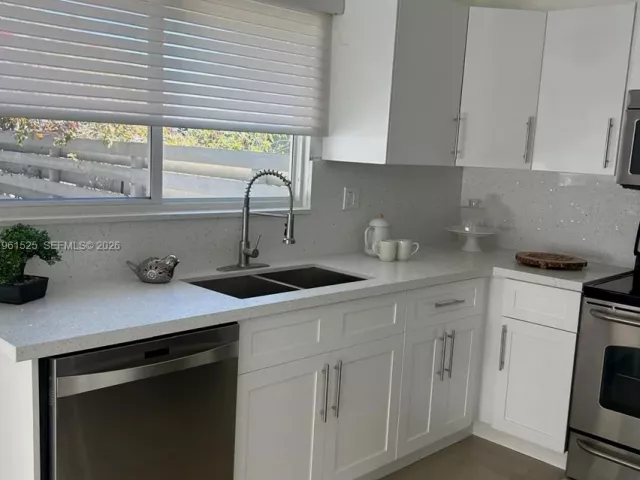3-bedroom home for sale in Miami - 10035 SW 141st Ct - MondialRealty
