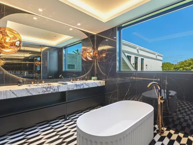 6-bedroom home for sale in Miami Beach - 2499 N Meridian Ave - MondialRealty