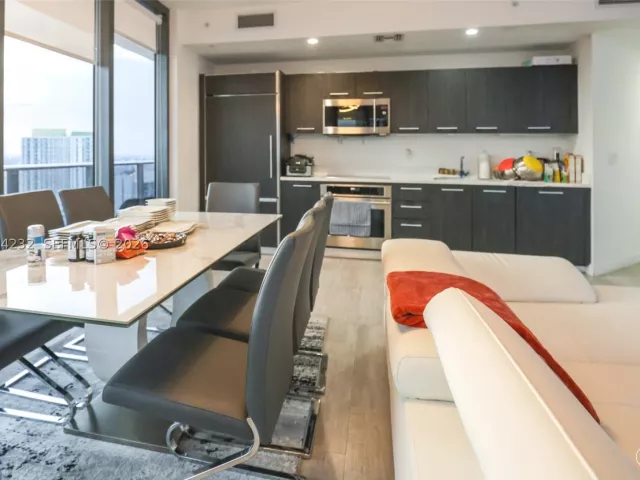 3-bedroom condo for sale in Miami - 55 SW 9th St 3906 - MondialRealty