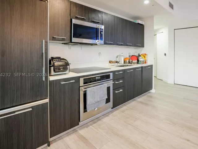 3-bedroom condo for sale in Miami - 55 SW 9th St 3906 - MondialRealty