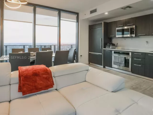 3-bedroom condo for sale in Miami - 55 SW 9th St 3906 - MondialRealty