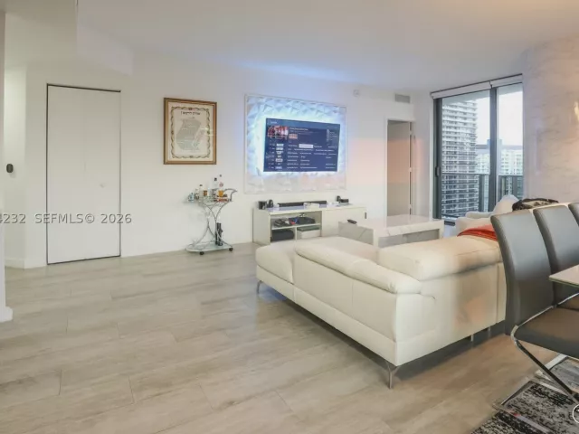 3-bedroom condo for sale in Miami - 55 SW 9th St 3906 - MondialRealty