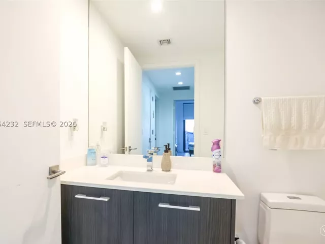 3-bedroom condo for sale in Miami - 55 SW 9th St 3906 - MondialRealty