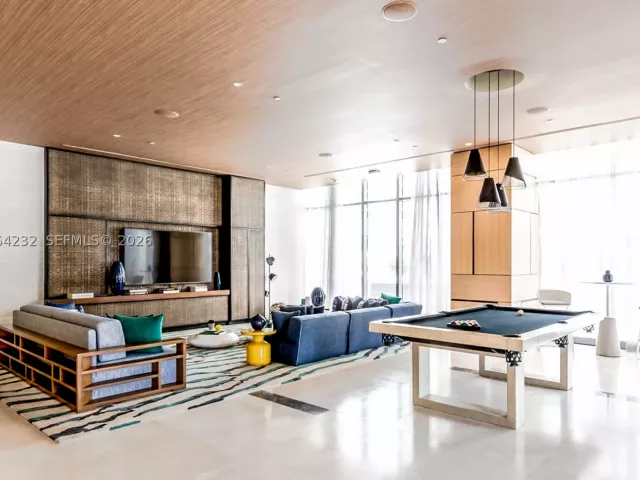 3-bedroom condo for sale in Miami - 55 SW 9th St 3906 - MondialRealty
