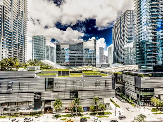 3-bedroom condo for sale in Miami - 55 SW 9th St 3906 - MondialRealty