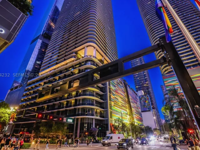 3-bedroom condo for sale in Miami - 55 SW 9th St 3906 - MondialRealty