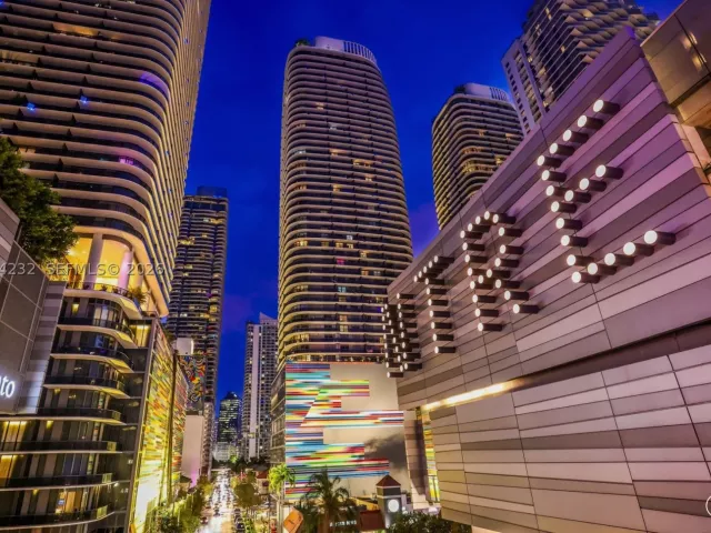 3-bedroom condo for sale in Miami - 55 SW 9th St 3906 - MondialRealty