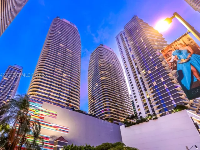 3-bedroom condo for sale in Miami - 55 SW 9th St 3906 - MondialRealty