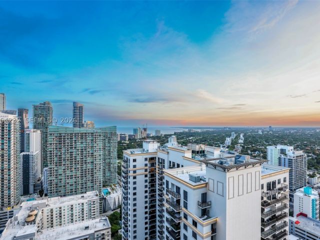 3-bedroom condo for sale in Miami - 55 SW 9th St 3906 - MondialRealty