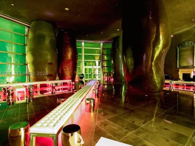 2-bedroom condo for sale in Miami - 475 Brickell Ave 3513 - MondialRealty