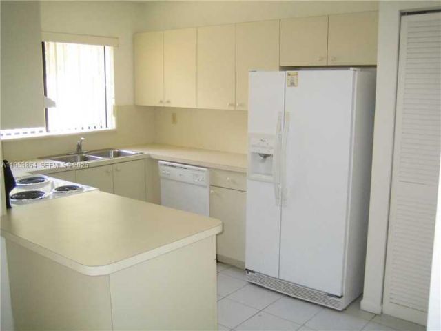 3-bedroom home for rent in Miami - 6512 KENDALE LAKES DR 903 - MondialRealty