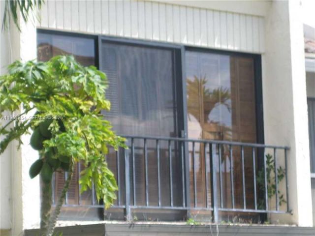 3-bedroom home for rent in Miami - 6512 KENDALE LAKES DR 903 - MondialRealty