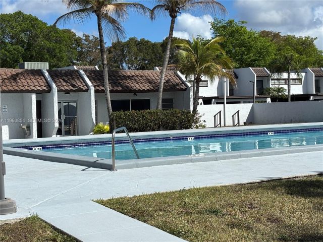 3-bedroom home for rent in Miami - 6512 KENDALE LAKES DR 903 - MondialRealty
