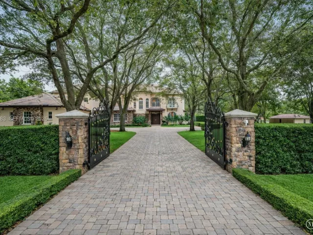 8-bedroom home for sale in Miami - 12270 SW 45th St - MondialRealty