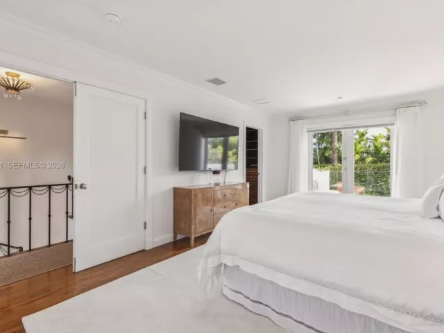 4-bedroom home for sale in Miami Beach - 5711 N Bay Rd - MondialRealty