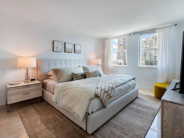 2-bedroom condo for sale in Miami Beach - 90 Alton Rd 902 - MondialRealty