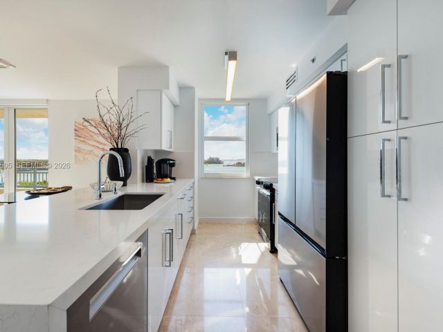 2-bedroom condo for sale in Miami Beach - 90 Alton Rd 902 - MondialRealty