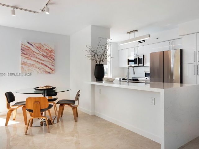 2-bedroom condo for sale in Miami Beach - 90 Alton Rd 902 - MondialRealty