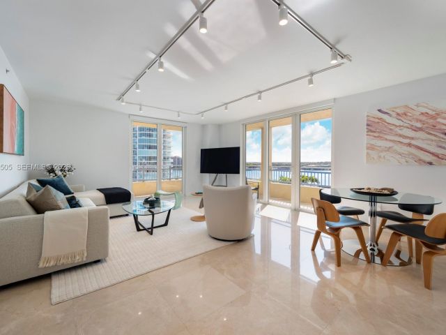 2-bedroom condo for sale in Miami Beach - 90 Alton Rd 902 - MondialRealty