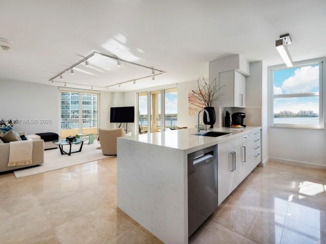 2-bedroom condo for sale in Miami Beach - 90 Alton Rd 902 - MondialRealty