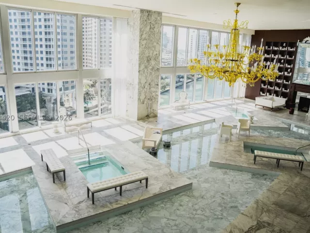 2-bedroom condo for rent in Miami - 465 Brickell Ave 5302 - MondialRealty