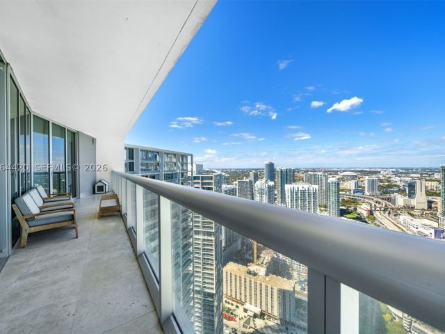 2-bedroom condo for rent in Miami - 465 Brickell Ave 5302 - MondialRealty