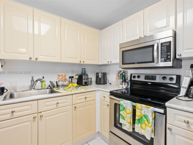 Apartment for rent  Unit #504 - photo 7510135