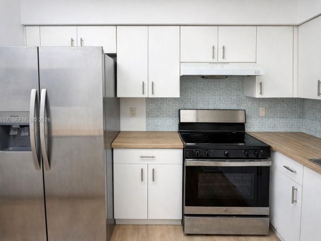 2-bedroom home for rent in Miami - 835 NE 212th Ter 4 - MondialRealty