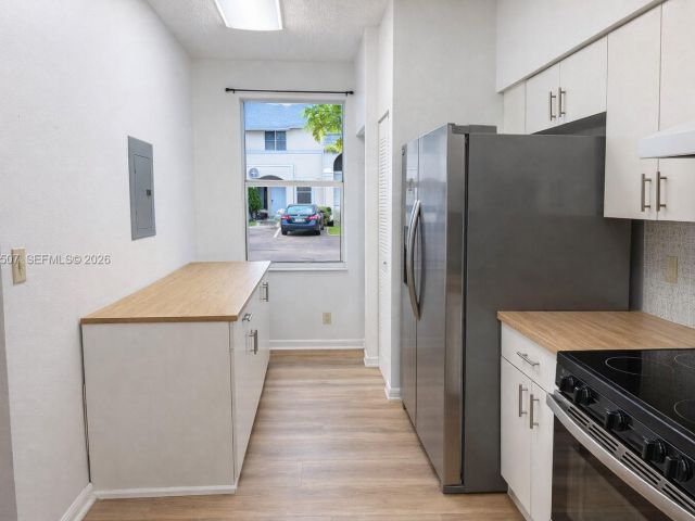 2-bedroom home for rent in Miami - 835 NE 212th Ter 4 - MondialRealty