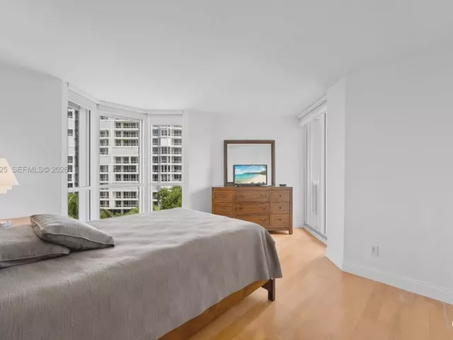 3-bedroom condo for sale in Aventura - 21055 Yacht Club Dr 802 - MondialRealty