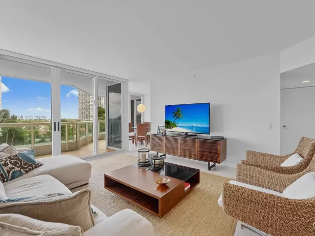 3-bedroom condo for sale in Aventura - 21055 Yacht Club Dr 802 - MondialRealty