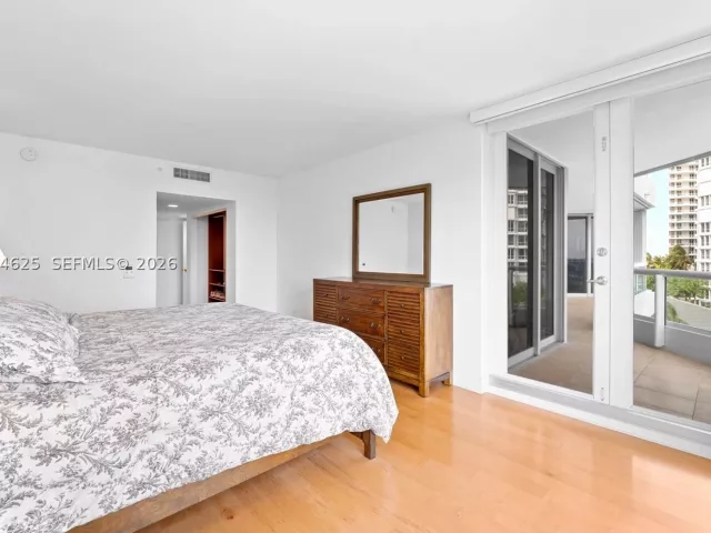 3-bedroom condo for sale in Aventura - 21055 Yacht Club Dr 802 - MondialRealty