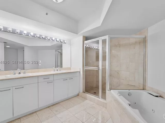 3-bedroom condo for sale in Aventura - 21055 Yacht Club Dr 802 - MondialRealty