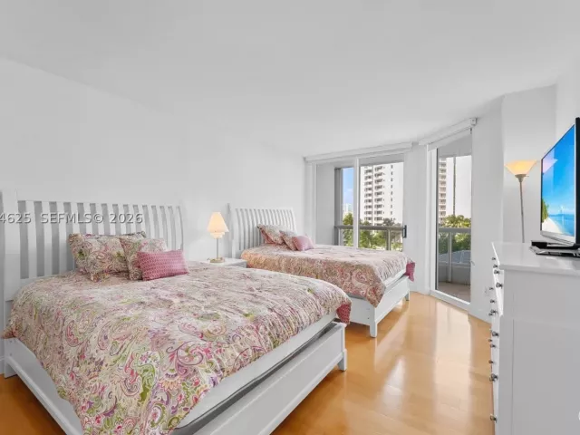 3-bedroom condo for sale in Aventura - 21055 Yacht Club Dr 802 - MondialRealty