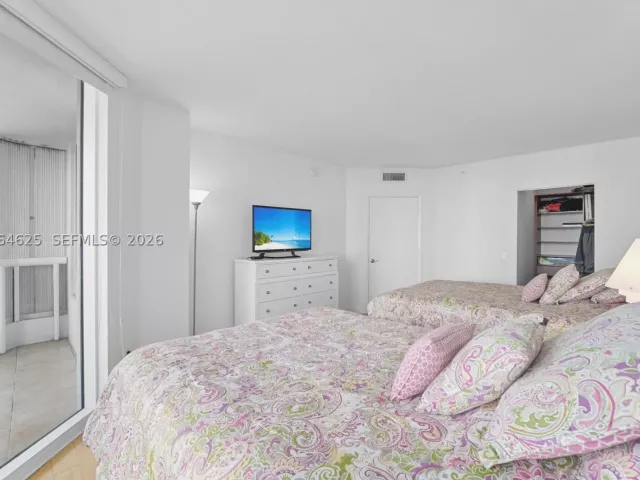 3-bedroom condo for sale in Aventura - 21055 Yacht Club Dr 802 - MondialRealty