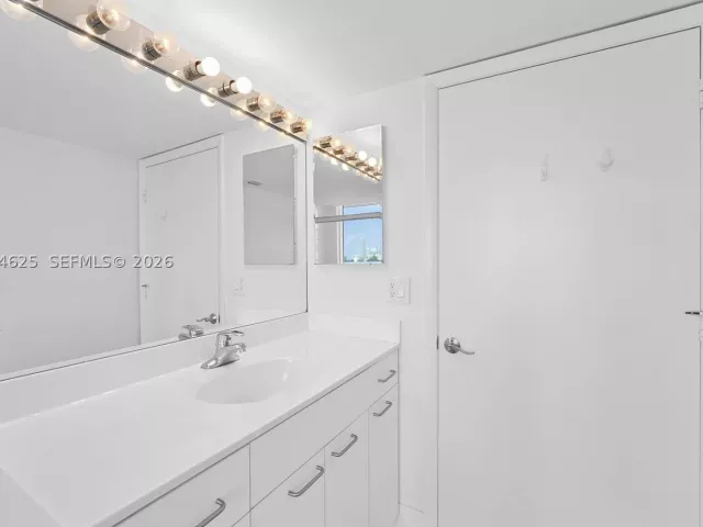 3-bedroom condo for sale in Aventura - 21055 Yacht Club Dr 802 - MondialRealty