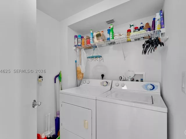 3-bedroom condo for sale in Aventura - 21055 Yacht Club Dr 802 - MondialRealty