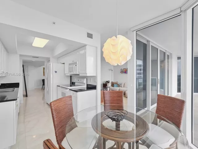 3-bedroom condo for sale in Aventura - 21055 Yacht Club Dr 802 - MondialRealty