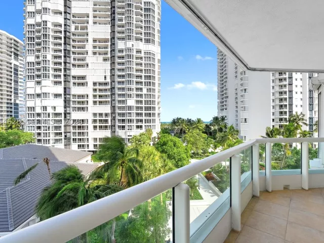 3-bedroom condo for sale in Aventura - 21055 Yacht Club Dr 802 - MondialRealty