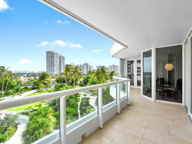 3-bedroom condo for sale in Aventura - 21055 Yacht Club Dr 802 - MondialRealty