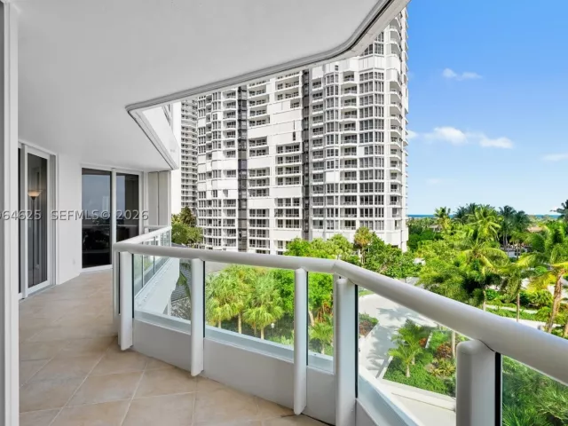 3-bedroom condo for sale in Aventura - 21055 Yacht Club Dr 802 - MondialRealty