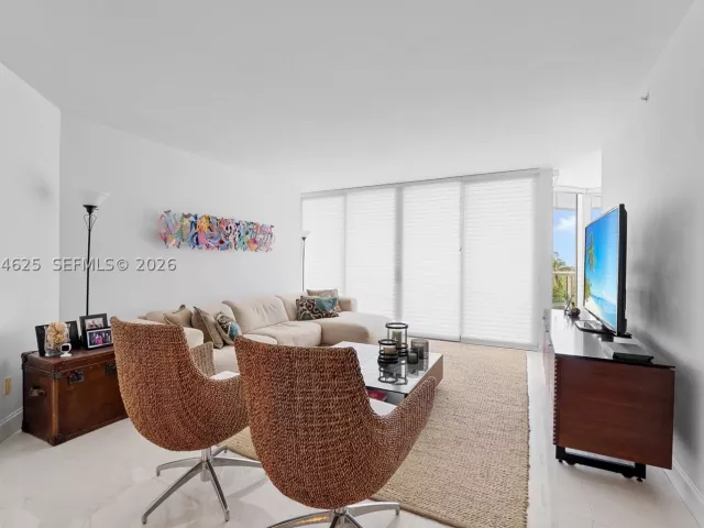 3-bedroom condo for sale in Aventura - 21055 Yacht Club Dr 802 - MondialRealty