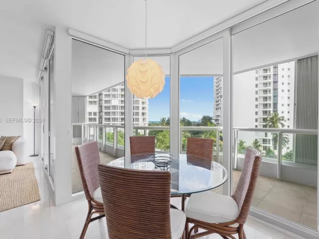 3-bedroom condo for sale in Aventura - 21055 Yacht Club Dr 802 - MondialRealty