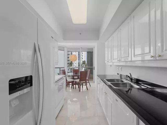 3-bedroom condo for sale in Aventura - 21055 Yacht Club Dr 802 - MondialRealty