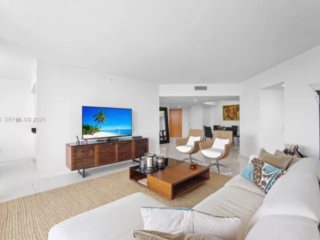 3-bedroom condo for sale in Aventura - 21055 Yacht Club Dr 802 - MondialRealty