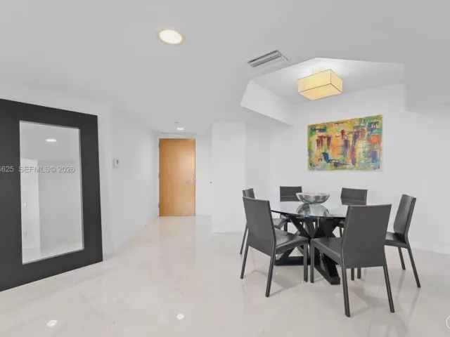 3-bedroom condo for sale in Aventura - 21055 Yacht Club Dr 802 - MondialRealty